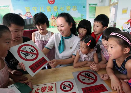 6月26日,國家電網(wǎng)山東省臨沂市郯城縣供電公司工作人員在東莊樹華希望小學(xué)為留守兒童講解安全用電知識。新華社發(fā)(張春雷 攝)