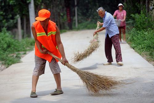 6月26日,河北省香河縣村街衛(wèi)生保潔隊伍在打掃街道衛(wèi)生。新華社記者 李曉果 攝