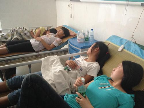 6月26日,食物中毒的學(xué)生在湖南省漣源市人民醫(yī)院接受治療。湖南省漣源市仙洞中學(xué)6月25日晚發(fā)生學(xué)生食物中毒事件,導(dǎo)致多名學(xué)生腹瀉嘔吐。目前已有150多名學(xué)生送至醫(yī)院檢查,27人留院觀察。據(jù)悉,中毒疑與學(xué)校派發(fā)的營(yíng)養(yǎng)餐中的牛奶有關(guān)。新華社發(fā)(郭國(guó)權(quán) 攝)