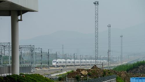 6月26日,一輛高鐵調試列車即將駛入高鐵湖州站。新華社記者 徐昱 攝