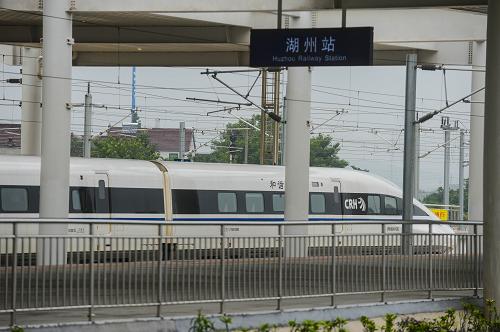 6月26日,一輛試運行列車停靠在高鐵湖州站內。新華社記者 徐昱 攝