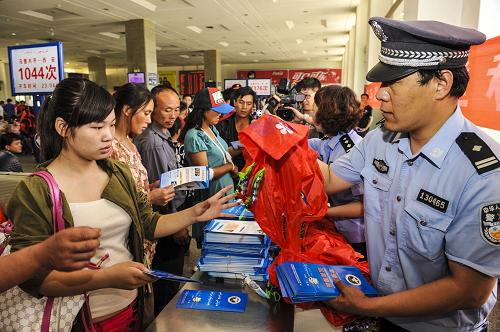 6月26日,烏魯木齊鐵路公安處民警曹儀在給旅客介紹禁毒知識。當(dāng)日,烏魯木齊鐵路公安處民警來到新疆鐵路客運(yùn)樞紐站——烏魯木齊火車站,開展禁毒宣傳活動(dòng),通過各式展板和宣傳單向旅客介紹毒品的危害和自我防護(hù)手段。來自烏魯木齊鐵路公安處的數(shù)據(jù)顯示,自2013年開展“站車查緝專項(xiàng)行動(dòng)”以來,公安處共查破運(yùn)輸毒品案28起,抓獲犯罪嫌疑人34名。新華社記者 趙戈 攝