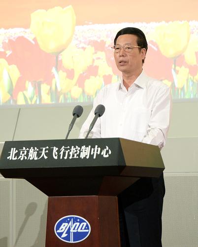 6月26日,中共中央政治局常委、國(guó)務(wù)院副總理張高麗在北京航天飛行控制中心觀看神舟十號(hào)載人飛船回收實(shí)況并宣讀中共中央、國(guó)務(wù)院、中央軍委的賀電。新華社記者 馬占成 攝