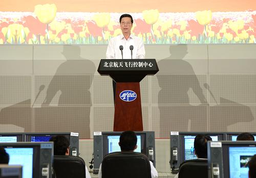 6月26日,中共中央政治局常委、國(guó)務(wù)院副總理張高麗在北京航天飛行控制中心觀看神舟十號(hào)載人飛船回收實(shí)況并宣讀中共中央、國(guó)務(wù)院、中央軍委的賀電。新華社記者 馬占成 攝
