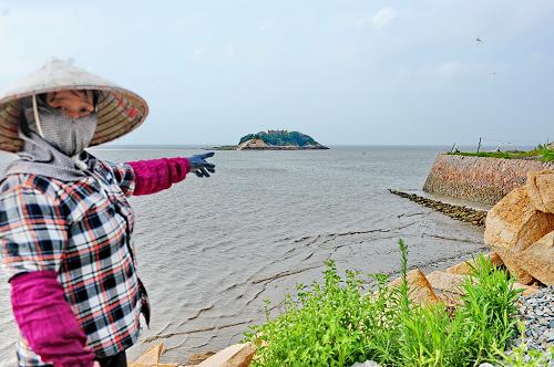 6月26日,村民在介紹跨海路的情況。新華社記者 林善傳 攝