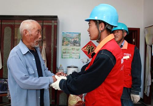 6月27日,國家電網(wǎng)冀北承德供電豐寧分公司共產(chǎn)黨員服務隊隊員來到云霧山村五保戶家中慰問。新華社發(fā)(王曉 攝)