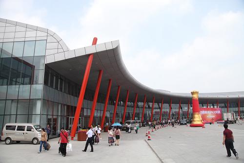 6月27日,旅客走出山東威海港國際客運中心。新華社發(fā)(于啟波 攝)