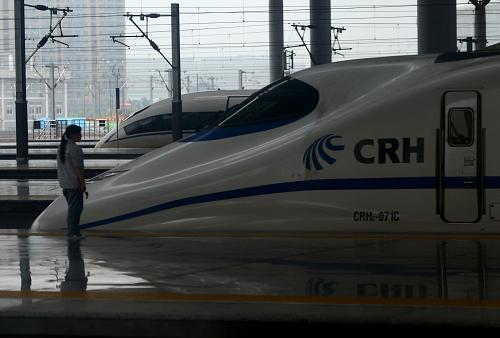 6月27日,一列高鐵試驗(yàn)車(chē)從杭州東站出發(fā)前往南京南站。新華社記者 韓傳號(hào) 攝