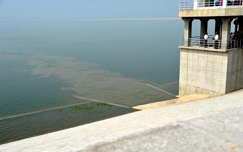 6月27日,在山東省東湖水庫(kù),水流通過東湖水庫(kù)出入庫(kù)閘進(jìn)入庫(kù)區(qū)。當(dāng)日,南水北調(diào)工程?hào)|線上的東湖、大屯和雙王城三座水庫(kù)全部達(dá)到蓄水運(yùn)行條件,標(biāo)志著南水北調(diào)工程?hào)|線一期工程已全線具備通水條件。南水北調(diào)工程?hào)|線一期工程干線總長(zhǎng)1150多公里,是南水北調(diào)工程?hào)|中西三條線路中最早開工的線路,工程由山東段和江蘇段組成。東線一期工程將在今年的三季度正式通水,屆時(shí)長(zhǎng)江水將從下游江蘇省江都水利樞紐北上,送至魯北、膠東地區(qū),并具備向河北、天津應(yīng)急供水的能力。新華社記者 徐速繪 攝