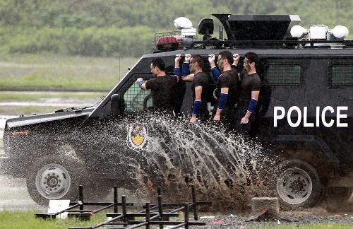 6月27日,特警隊(duì)員乘坐特種車(chē)輛進(jìn)行突擊。新華社記者 凡軍 攝