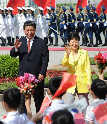6月27日,中國(guó)國(guó)家主席習(xí)近平在北京人民大會(huì)堂同韓國(guó)總統(tǒng)樸槿惠舉行會(huì)談。會(huì)談前,習(xí)近平在人民大會(huì)堂東門外廣場(chǎng)為樸槿惠訪華舉行歡迎儀式。新華社記者 劉建生 攝