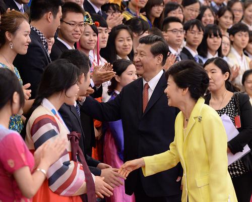 6月27日,中國(guó)國(guó)家主席習(xí)近平在北京人民大會(huì)堂同韓國(guó)總統(tǒng)樸槿惠舉行會(huì)談。會(huì)談后,習(xí)近平同樸槿惠共同會(huì)見(jiàn)中韓兩國(guó)青年代表。新華社記者 馬占成 攝