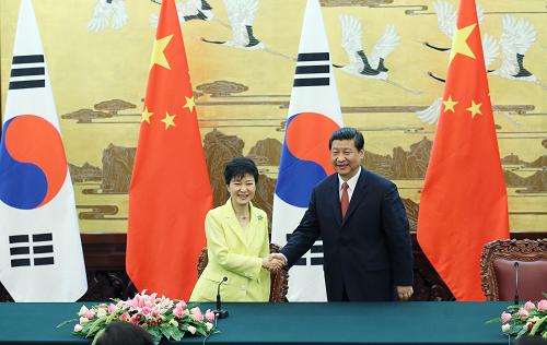 6月27日,中國(guó)國(guó)家主席習(xí)近平在北京人民大會(huì)堂同韓國(guó)總統(tǒng)樸槿惠舉行會(huì)談。會(huì)談后,習(xí)近平與樸槿惠共同會(huì)見(jiàn)記者。新華社記者 姚大偉 攝
