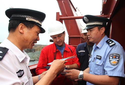 6月28日,邊檢民警登上一艘外籍國(guó)際航行船舶,向外籍船員宣傳介紹新法?!吨腥A人民共和國(guó)出境入境管理法》將于2013年7月1日起開(kāi)始實(shí)施。當(dāng)日,素有上海“南大門(mén)”之稱(chēng)的金山邊檢站在上港集團(tuán)龍吳港務(wù)分公司舉行集中宣傳活動(dòng),向出入境人員和口岸業(yè)務(wù)單位人員介紹制定新法的背景、過(guò)程和主要調(diào)整變化。新華社記者 張明 攝