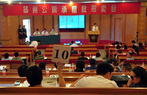 6月28日,在揚州市十處老宅承租權(quán)公開拍賣現(xiàn)場,參與競拍者舉牌競拍。當日,江蘇揚州首次拿出十處老城區(qū)獨門獨院的老宅,對外進行承租權(quán)轉(zhuǎn)讓拍賣。參與拍賣的是公管住宅,其中面積最小的52.25平方米,最大的213.07平方米。揚州市區(qū)戶口的自然人都可競拍。拍賣吸引近百人參與,最終成功拍出四套,最高拍賣價格111.9萬元,最低75.5萬元。此次嘗試用拍賣的方式出讓承租權(quán),旨在充分挖掘揚州老城區(qū)的老宅文化內(nèi)涵,盤活公房資源,最大限度發(fā)揮其效用,積極探索公房使用多元化、運作市場化的路子,籌集資金繼續(xù)用于公房的修繕,以形成良性循環(huán)。新華社發(fā)(劉江瑞 攝)
