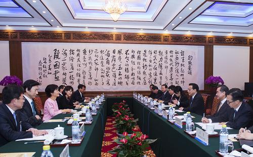6月28日,中國(guó)國(guó)務(wù)院總理李克強(qiáng)在北京釣魚臺(tái)國(guó)賓館會(huì)見(jiàn)韓國(guó)總統(tǒng)樸槿惠。新華社記者 王曄 攝
