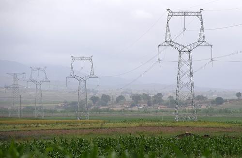 這是寧夏固原市彭堡鎮(zhèn)新建的變電塔(6月21日攝)。近日,據(jù)國家電網(wǎng)寧夏電力公司介紹,2012年年底竣工的寧夏農(nóng)村電網(wǎng)改造升級工程已通過寧夏回族自治區(qū)的驗(yàn)收,這標(biāo)志著整個(gè)工程全面完成建設(shè)任務(wù)。該工程共解決了寧夏8萬多農(nóng)村用電戶的低電壓問題,同時(shí)進(jìn)一步提升了寧夏農(nóng)村配電網(wǎng)供電能力和供電質(zhì)量。新華社發(fā)(李然 攝)