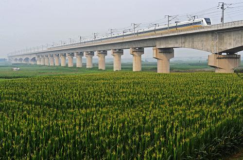 6月29日,一列從南京駛往寧波的高鐵試驗(yàn)車(chē)行駛在寧杭甬高鐵曹娥江特大橋上。新華社記者譚進(jìn)攝
