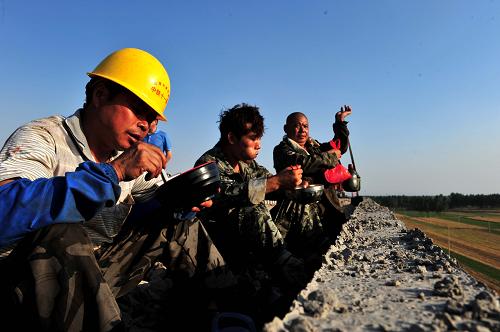 6月28日,在山西中南部鐵路臨汾段建設(shè)工地,中鐵十一局集團職工在橋梁架設(shè)現(xiàn)場吃晚飯。新華社記者杜華舉攝
