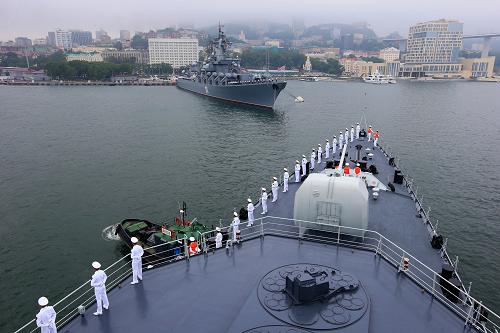 7月5日,中國海軍沈陽艦駛入俄羅斯符拉迪沃斯托克港。參加“海上聯(lián)合-2013”中俄海上聯(lián)合軍事演習的中方參演艦艇,5日抵達俄羅斯符拉迪沃斯托克的港口碼頭。至此,中俄雙方參演艦艇全部集結完畢。新華社記者 查春明 攝