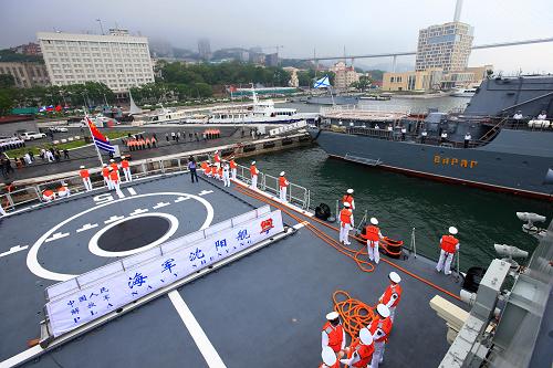 7月5日,中國海軍艦艇編隊指揮艦沈陽艦尾靠俄羅斯符拉迪沃斯托克軍港。新華社記者 查春明 攝