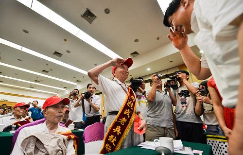 7月5日,在啟動(dòng)儀式現(xiàn)場(chǎng),抗戰(zhàn)老兵代表當(dāng)場(chǎng)領(lǐng)取了援助金銀行卡。當(dāng)日,“長(zhǎng)沙市幸存抗戰(zhàn)老兵關(guān)懷計(jì)劃”在長(zhǎng)沙啟動(dòng)。這一項(xiàng)目由長(zhǎng)沙慈善會(huì)、深圳市龍?jiān)酱壬苹饡?huì)共同出資,將為符合條件的幸存原國(guó)民黨抗戰(zhàn)老兵每人每年提供1萬(wàn)元生活援助金。40余名抗戰(zhàn)老兵代表參加了項(xiàng)目啟動(dòng)儀式,并當(dāng)場(chǎng)領(lǐng)取了援助金銀行卡。新華社記者 白禹 攝
