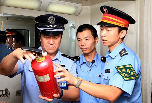 7月3日,沈陽鐵路局長春客運(yùn)段西安至長春的K127次列車列車長和乘警在進(jìn)行始發(fā)作業(yè)聯(lián)檢滅火器。沈鐵長春客運(yùn)段在暑運(yùn)期間針對今年天氣炎熱、客流較大等情況,實(shí)行始發(fā)聯(lián)檢作業(yè),并細(xì)心為中途上車重點(diǎn)旅客解決困難,提升服務(wù)質(zhì)量,保證安全運(yùn)輸。新華社發(fā)(高錦旭攝)