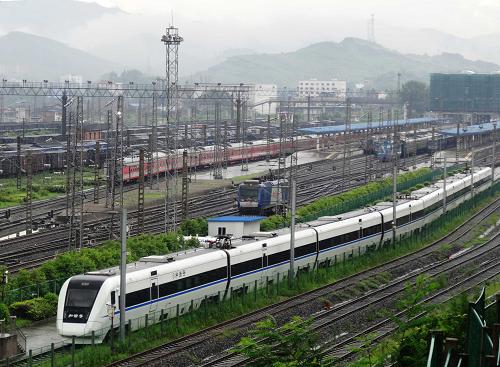 這是7月5日在四川達(dá)州火車站拍攝的滯留列車。當(dāng)日凌晨4時(shí)開始的新一輪強(qiáng)降雨,致使經(jīng)停四川省達(dá)州市火車站的襄渝、達(dá)成、達(dá)萬鐵路多趟列車停運(yùn)或晚點(diǎn)。鐵路部門表示,持有相關(guān)車次車票的旅客可到業(yè)務(wù)窗口辦理改簽或全價(jià)退票手續(xù)。新華社發(fā)(鄧良奎 攝)