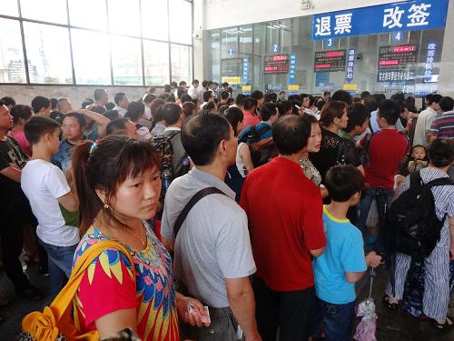 7月5日,旅客在四川達(dá)州火車站售票大廳排隊(duì)退票或改簽車票。新華社發(fā)(鄧良奎 攝)