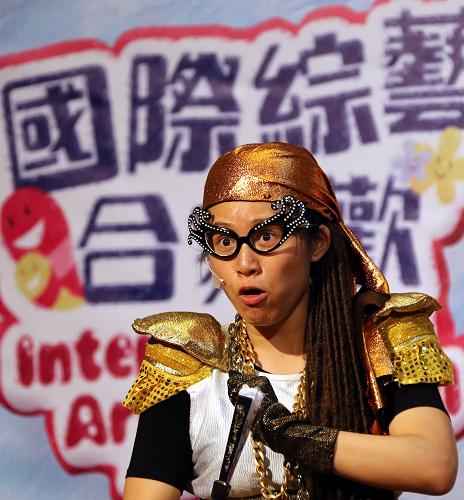 7月5日,演員在香港文化中心“國際綜藝合家歡”開幕式前為觀眾演出音樂劇《尋找心中的藝術(shù)》。當(dāng)日,由香港康樂及文化事務(wù)署主辦的暑期大型藝術(shù)節(jié)“國際綜藝合家歡”在香港文化中心揭幕。“國際綜藝合家歡”作為“活力香港”的一部分,于7月5日至8月11日舉行,為青少年及全港家庭送上包括戲偶劇與啞劇、雜技、魔法劇場、音樂、舞蹈、多媒體劇場、形體喜劇及電影等在內(nèi)的逾400個節(jié)目。新華社記者 李鵬 攝