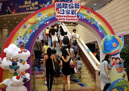 7月5日,觀眾走進(jìn)香港文化中心準(zhǔn)備觀看“國際綜藝合家歡”開幕節(jié)目。新華社記者 李鵬 攝