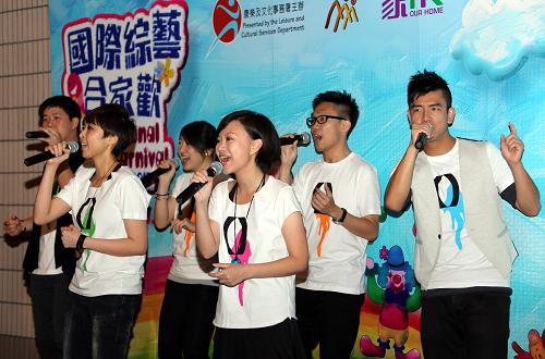 7月5日,香港青年演員在“國際綜藝合家歡”開幕式上演唱歌曲。新華社記者 李鵬 攝