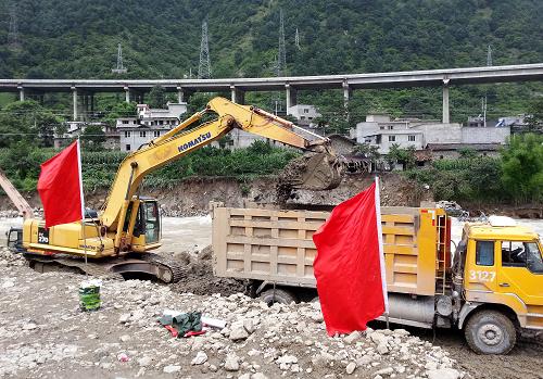 7月12日,在四川省雅安市石棉縣“7·4”山洪形成的廣元堡特大堆積體現(xiàn)場(chǎng),施工車(chē)輛正在抓緊清理土石。四川省雅安市石棉縣“7·4”山洪形成了廣元堡70萬(wàn)方特大泥石流堆積體,嚴(yán)重威脅著石棉縣城5萬(wàn)群眾的生命財(cái)產(chǎn)安全,有關(guān)方面迅速調(diào)集大型挖掘機(jī)和運(yùn)輸車(chē)對(duì)堆積物進(jìn)行清理。經(jīng)過(guò)武警水電九支隊(duì)官兵連日奮戰(zhàn),堆積體正在被逐步清除,被泥石流堵塞中斷的108國(guó)道石棉段已于11日晚順利恢復(fù)通車(chē)。新華社記者 陳健 攝
