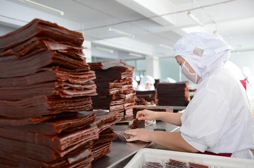 7月12日,河北省承德市鷹手營子礦區(qū)食品工業(yè)園區(qū)一家食品企業(yè)的工人正在包裝果丹皮。近年來,河北省承德市鷹手營子礦區(qū)依托豐富的山楂資源優(yōu)勢(shì),積極打造全國最大的山楂產(chǎn)業(yè)基地,投資4億余元的食品工業(yè)園區(qū)內(nèi)已經(jīng)有13家食品加工企業(yè)落戶,正形成集產(chǎn)品研發(fā)、果品生產(chǎn)、儲(chǔ)藏、加工、交易、展銷為一體的大型山楂產(chǎn)業(yè)基地。新華社記者 王民 攝