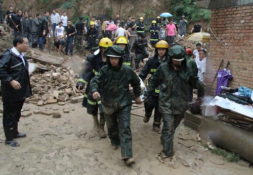 7月12日,救援人員在造成5人遇難的延安市棗園鎮(zhèn)衛(wèi)校渠山體滑塌現(xiàn)場搜救。新華社發(fā)