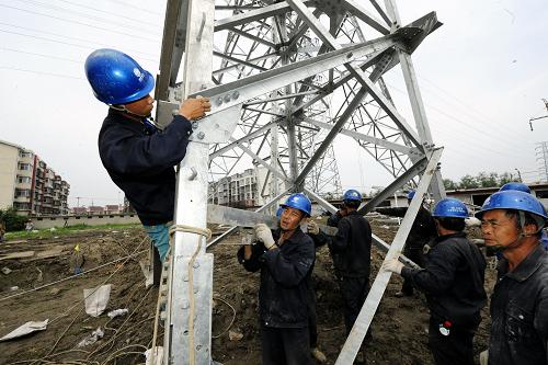 7月12日,電力公司工人在緊張施工。新華社記者 毛振華 攝