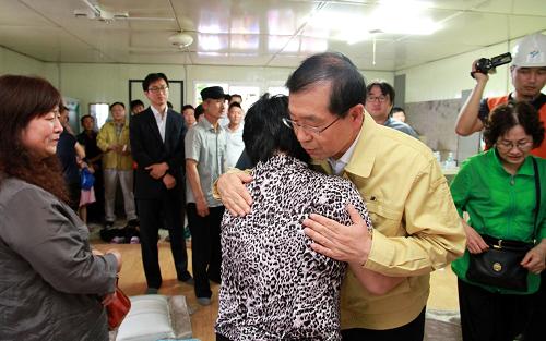 7月17日,在韓國首爾,首爾市長樸元淳(前右)慰問遇難者家屬。新華社發(fā)