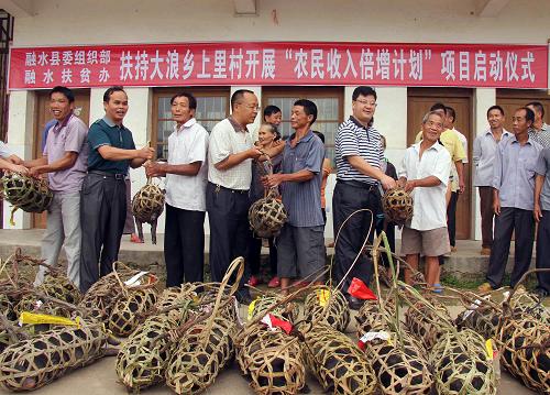 7月17日,在廣西柳州市融水苗族自治縣大浪鄉(xiāng)上里村,苗族、壯族農(nóng)民領(lǐng)到縣里贈(zèng)送的豬崽。新華社發(fā)(龍林智 攝)