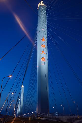 嘉紹跨海大橋亮燈夜景(7月17日攝)。新華社記者 徐昱 攝