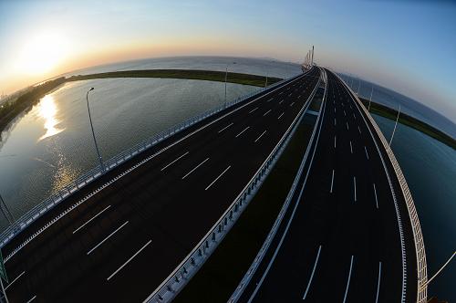 已經(jīng)竣工的嘉紹跨海大橋(7月17日攝)。新華社記者 徐昱 攝