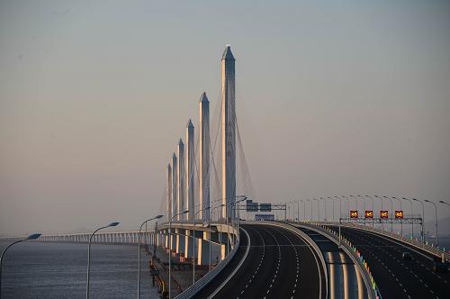 已經(jīng)竣工的嘉紹跨海大橋(7月17日攝)。新華社記者 徐昱 攝