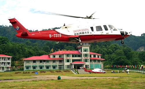7月17日,一架S-76型民用直升機(jī)在江西廬山直升機(jī)場(chǎng)試飛。當(dāng)日,兩架美制S-76型民用直升機(jī)飛抵江西廬山直升機(jī)場(chǎng),計(jì)劃7月底正式投入廬山景區(qū)觀光。這種旅游觀光直升機(jī)一次可載客12人,游客可在空中飽覽長(zhǎng)江、鄱陽湖、廬山含鄱口、五老峰等著名景區(qū)的秀美風(fēng)光,全程飛行約十分鐘。新華社發(fā)(胡國(guó)林 攝)