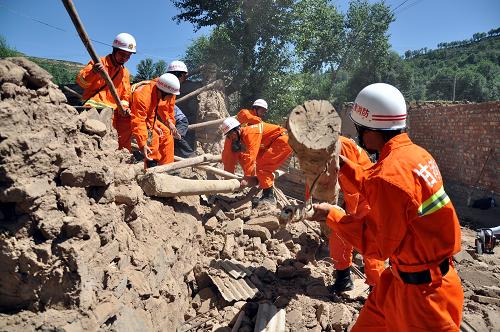 7月22日,甘肅省定西市公安消防支隊官兵在岷縣梅川鎮(zhèn)馬家溝村展開救援。