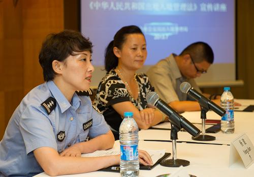 7月26日,重慶市公安局出入境管理局執(zhí)法人員講述新條例內(nèi)容的變化。 當日,重慶市公安局出入境管理局邀請英國、加拿大、日本等8個駐重慶總領館工作人員和福特、韓泰輪胎等十多家大型涉外企業(yè)代表,參加即將于9月1日施行的《中華人民共和國外國人入境出境管理條例》宣傳講座,圍繞簽證類別的變化和外國人“非法入境、非法居留、非法就業(yè)”等問題進行詳細說明。 新華社記者 陳誠 攝