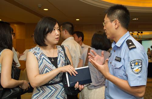 7月26日,重慶市公安局出入境管理局執(zhí)法人員向涉外企業(yè)工作人員解答相關疑問。新華社記者 陳誠 攝