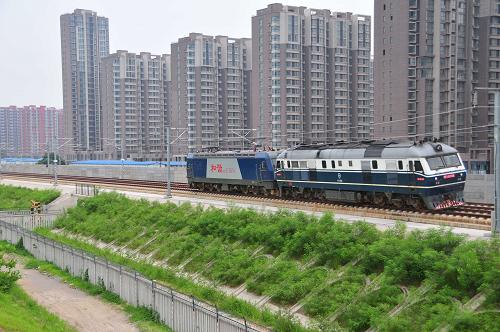 7月26日,熱滑試驗(yàn)車行駛在津秦鐵路客運(yùn)專線唐山站外線路上。 當(dāng)日上午,隨著熱滑試驗(yàn)車開(kāi)始在津秦鐵路客運(yùn)專線進(jìn)行熱滑試驗(yàn),標(biāo)志著津秦鐵路客運(yùn)專線即將進(jìn)入開(kāi)通運(yùn)營(yíng)前的聯(lián)調(diào)聯(lián)試和動(dòng)態(tài)檢測(cè)階段。 津秦客運(yùn)專線正線全長(zhǎng)261公里,是國(guó)家中長(zhǎng)期鐵路網(wǎng)規(guī)劃中的一部分。全線設(shè)天津、濱海、濱海北、唐山、灤河、北戴河、秦皇島7站,年客運(yùn)輸送能力8000萬(wàn)人。全線建成通車后,天津至秦皇島僅需1小時(shí)車程。 新華社發(fā)(李朝臻 攝)