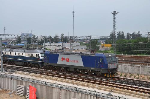 7月26日,熱滑試驗(yàn)車行駛在津秦鐵路客運(yùn)專線唐山站外線路上。新華社發(fā)(李朝臻 攝)