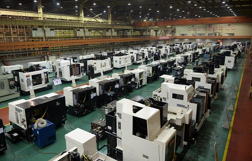寧夏一家機(jī)床加工企業(yè),工人在組裝數(shù)控機(jī)床(7月19日攝)。 近日,記者從2013年上半年寧夏國(guó)民經(jīng)濟(jì)運(yùn)行情況新聞發(fā)布會(huì)上獲悉,2013年上半年寧夏全區(qū)實(shí)現(xiàn)地區(qū)生產(chǎn)總值1008.16億元,同比增長(zhǎng)9.0%。1月至6月,寧夏規(guī)模以上工業(yè)完成增加值413.4億元,同比增長(zhǎng)11.0%,保持穩(wěn)定較快增長(zhǎng)。 新華社記者王鵬攝