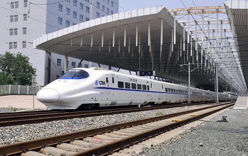 7月26日,延安至西安北的D5089次動車組列車駛出延安火車站。 當日,受暴雨水害影響停運4天的西安北至延安動車組列車恢復運行。 從7月22日起,受持續(xù)強降雨影響,包(頭)西(安)鐵路多處出現(xiàn)邊坡坍塌、泥石流滑坡等地質(zhì)災害,包括西安北至延安動車組列車在內(nèi)的多趟旅客列車停運或迂回運行。經(jīng)過西安鐵路局干部職工的連續(xù)冒雨奮戰(zhàn),包西鐵路于7月26日凌晨全線恢復通車,途經(jīng)包西鐵路的旅客列車將逐步恢復運行。 新華社發(fā)(唐振江 攝)