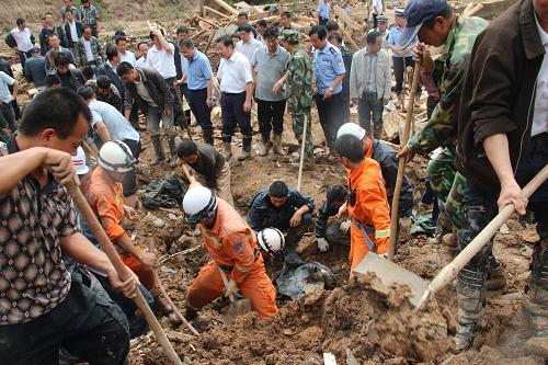 7月26日,消防官兵在天水市秦州區(qū)娘娘壩鎮(zhèn)劉家河村挖掘被埋群眾。 近日,甘肅省天水市連續(xù)遭遇4次暴雨洪澇災(zāi)害,截至目前已導(dǎo)致7人遇難15人失蹤。 據(jù)統(tǒng)計(jì),連續(xù)強(qiáng)降雨已致天水市7縣區(qū)、123鄉(xiāng)鎮(zhèn)、8個(gè)街道辦事處的122.26萬人次受災(zāi),緊急轉(zhuǎn)移安置群眾3萬人,造成直接經(jīng)濟(jì)損失82.75億元。秦州區(qū)、武山縣等地農(nóng)房受損嚴(yán)重。 災(zāi)難發(fā)生后,當(dāng)?shù)卣o急疏散和轉(zhuǎn)移安置受困群眾,各部門也采取聯(lián)動(dòng)方式搶險(xiǎn)救災(zāi),天水市消防、公安等部門火速趕赴受災(zāi)地區(qū),搶救受災(zāi)群眾。 新華社發(fā) (李小華 攝)